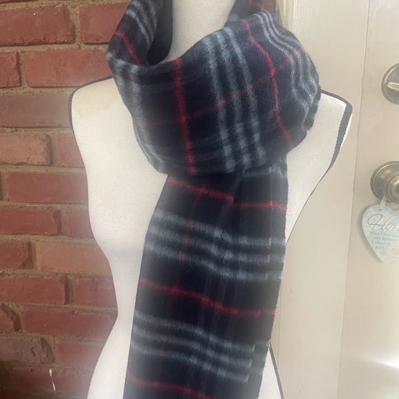 🔥NWOT🔥 Burberrys Scarf Cashmere Navy Check Pattern | Color: Blue | - Picture 6 of 6